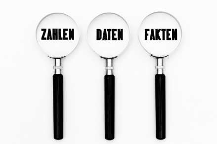 Foto: Lupen mit Schriftzug Zahlen, Daten und Fakten darunter
