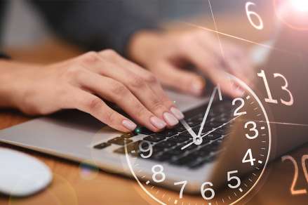 Foto: Hände tippen auf Laptop Tastatur