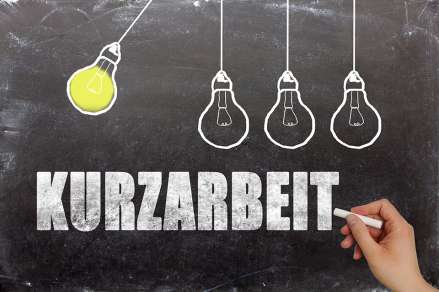 Foto: Tafel mit Aufschrift Kurzarbeit